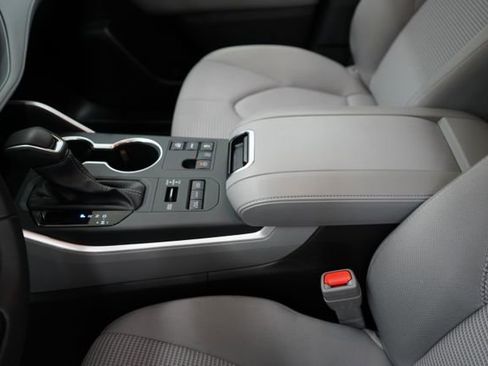 Used 2025 Toyota Highlander LE AWD/4WD image 39