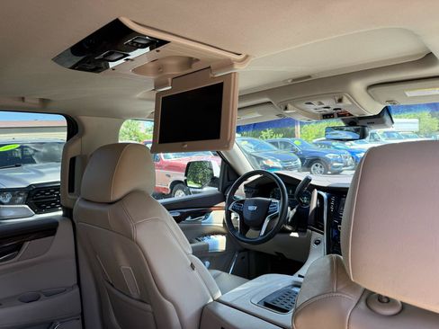 Used 2017 Cadillac Escalade ESV Premium Luxury AWD/4WD image 22