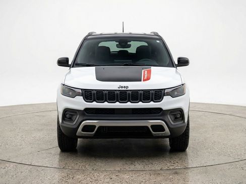 Used 2025 Jeep Compass Trailhawk AWD/4WD image 2