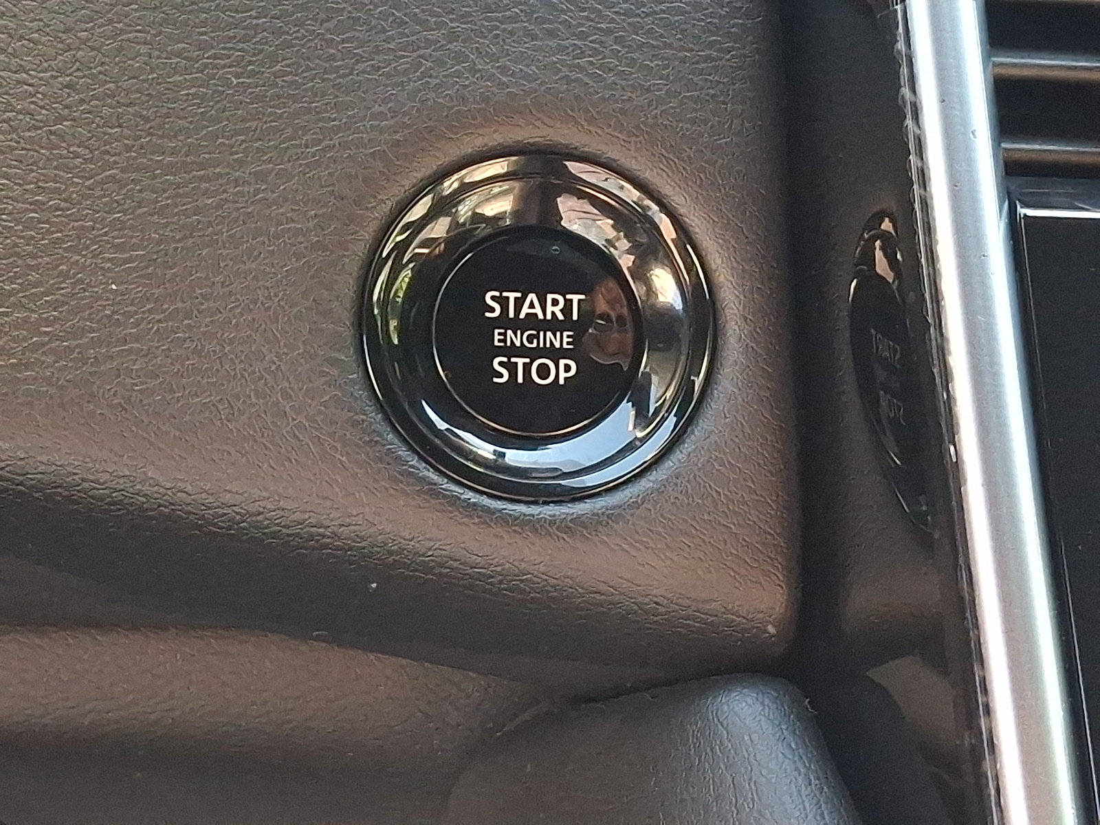 Certified 2025 Nissan Armada SL w/ Captain's Chari Seat Package AWD/4WD image 28
