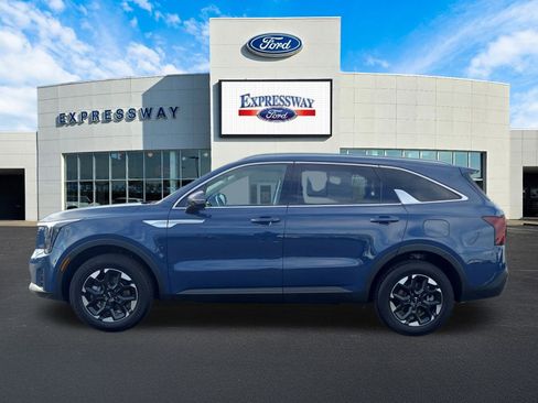 Used 2025 Kia Sorento S image 9