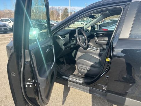 Used 2023 Toyota RAV4 XLE Premium image 3