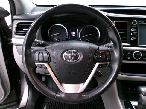 Used 2018 Toyota Highlander XLE AWD/4WD image 8