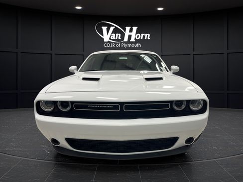 Used 2019 Dodge Challenger SXT RWD image 2