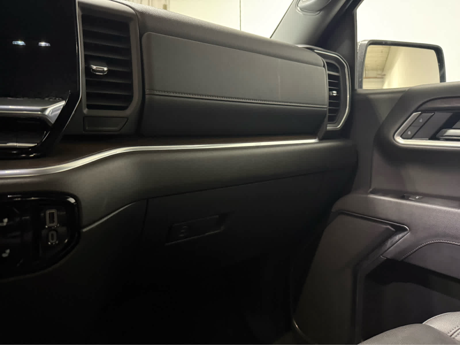 Used 2025 GMC Sierra 1500 SLT AWD/4WD image 19