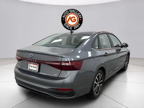 Used 2025 Volkswagen Jetta SE FWD image 4