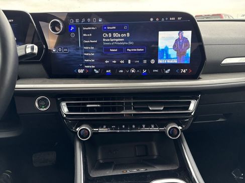 Used 2025 Chevrolet Traverse LT image 23