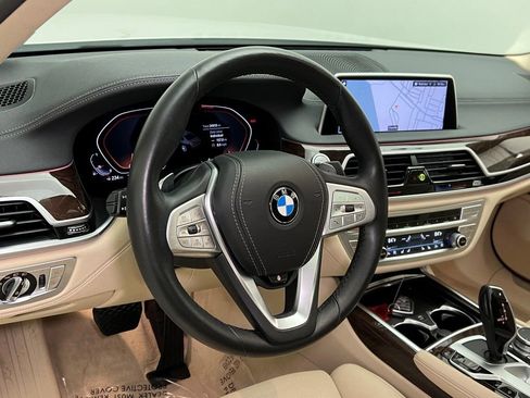 Used 2022 BMW 740i image 24