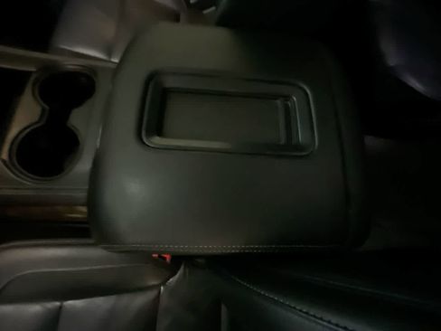 Used 2018 Chevrolet Suburban LT image 21