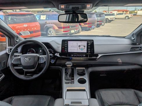 Used 2023 Toyota Sienna XSE image 15