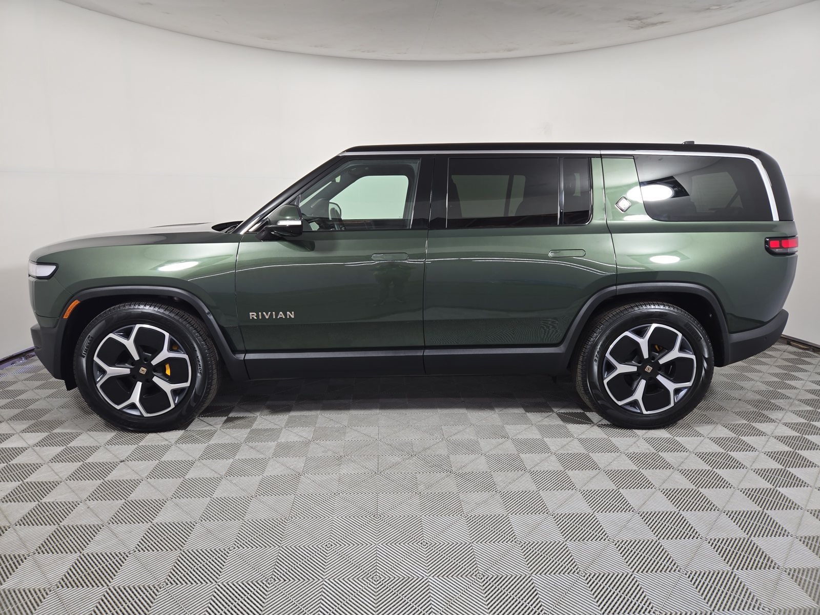 Used 2024 Rivian R1S Adventure Quad AWD/4WD image 2