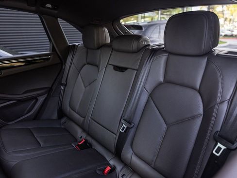 Certified 2025 Porsche Macan image 18