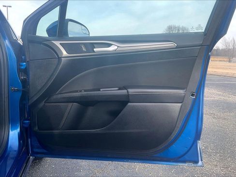 Used 2017 Ford Fusion SE w/ Fusion SE Technology Package image 19