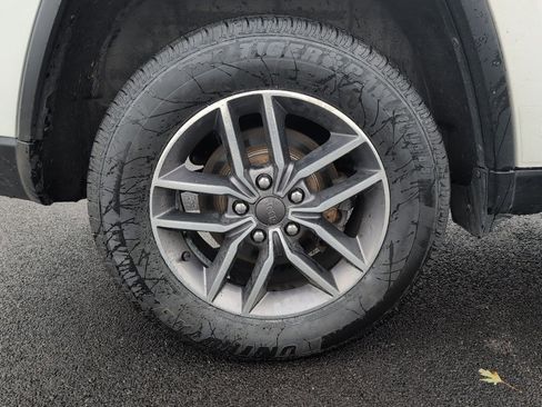 Used 2020 Jeep Grand Cherokee Laredo w/ 18" Wheel & 8.4" Radio Group image 10