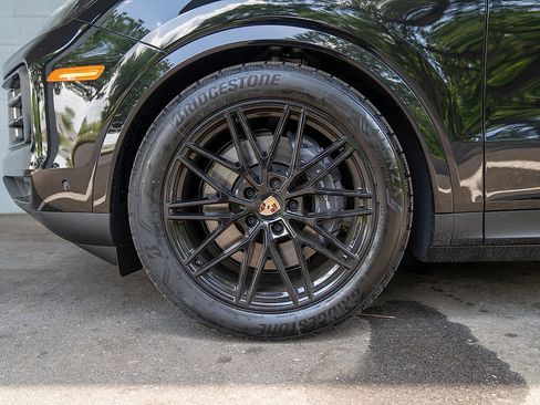 Used 2025 Porsche Cayenne image 25