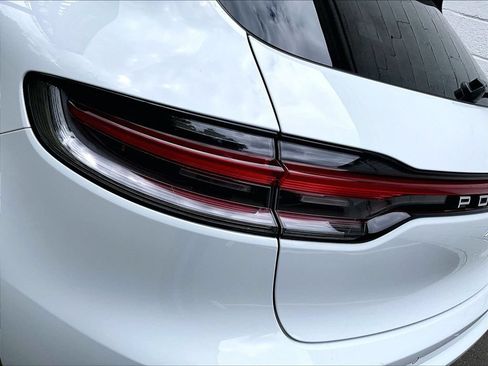 Certified 2023 Porsche Macan S AWD/4WD image 31