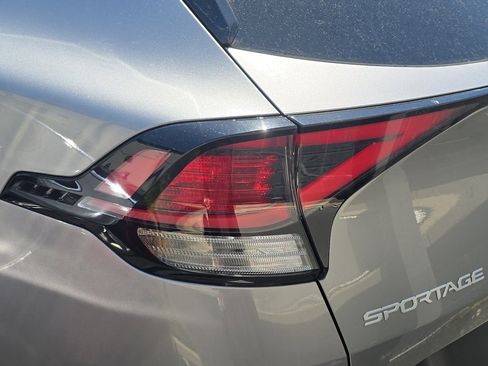 Used 2025 Kia Sportage LX image 8