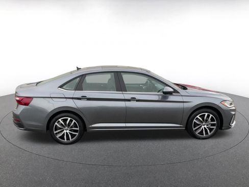 Used 2025 Volkswagen Jetta SE image 16