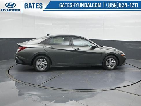 New 2026 Hyundai Elantra SE FWD image 3