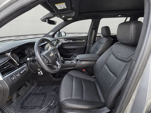 Used 2024 Cadillac XT6 Premium Luxury w/ Technology Package FWD image 3
