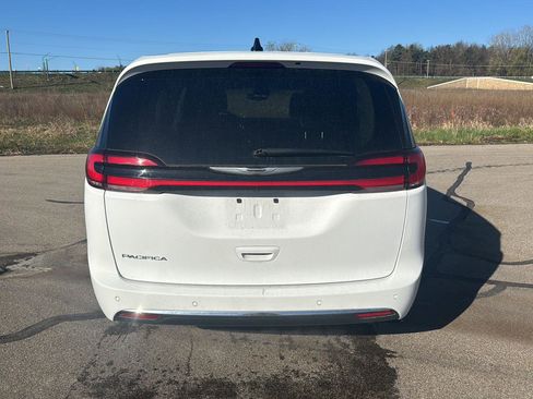 Used 2024 Chrysler Pacifica Touring-L image 4