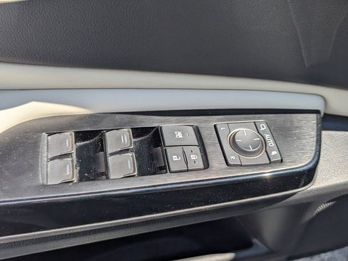 Used 2025 Lexus ES 300h w/ Premium Package FWD image 17