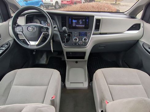 Used 2016 Toyota Sienna L image 15