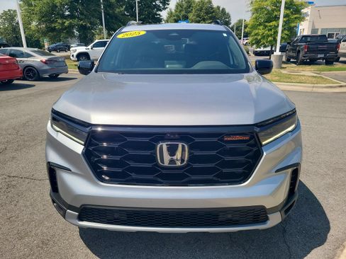 Used 2025 Honda Pilot TrailSport image 8