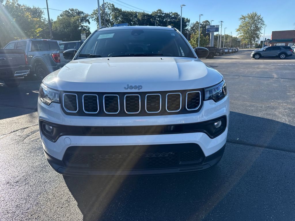 Used 2025 Jeep Compass Latitude AWD/4WD image 3