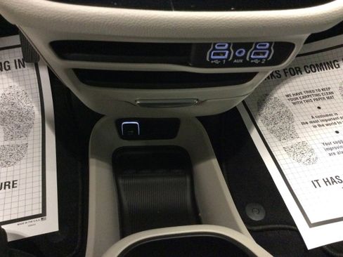 Used 2024 Chrysler Pacifica Touring-L image 31