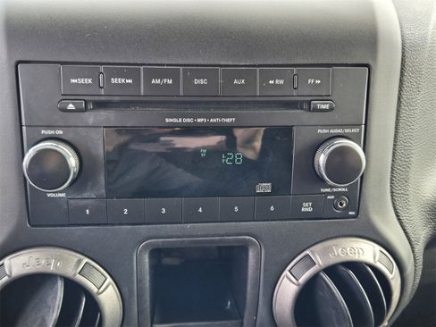 Used 2018 Jeep Wrangler Unlimited Sport w/ Connectivity Group image 15