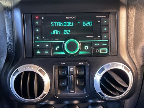 Used 2014 Jeep Wrangler Unlimited Rubicon w/ Connectivity Group AWD/4WD image 14