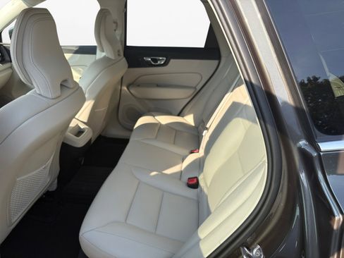 Used 2022 Volvo XC60 B5 Momentum w/ Protection Package Premier FWD image 13