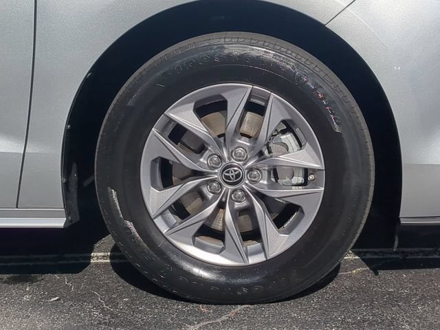 Used 2025 Toyota Sienna LE FWD image 11