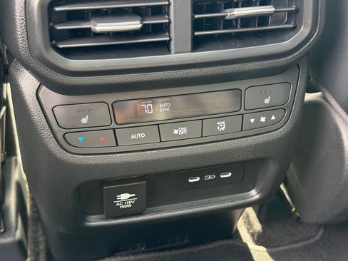 Used 2025 Honda Pilot Black Edition image 34