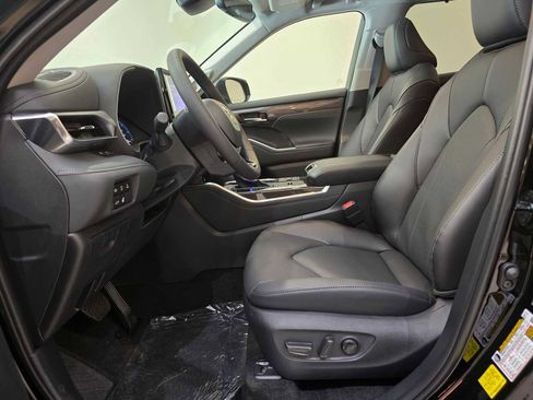Certified 2026 Toyota Highlander Limited AWD/4WD image 21