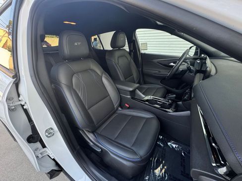 Used 2025 Buick Envista Sport Touring image 35