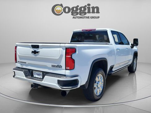 Used 2024 Chevrolet Silverado 2500 High Country w/ High Country Premium Package AWD/4WD image 3