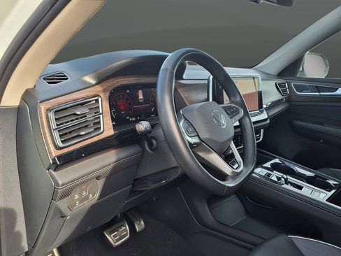 Used 2024 Volkswagen Atlas SEL Premium R-Line image 11