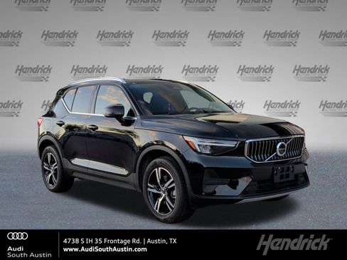 Used 2025 Volvo XC40 B5 Core image 1