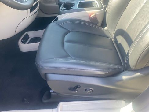 Used 2024 Chrysler Pacifica Touring-L FWD image 16