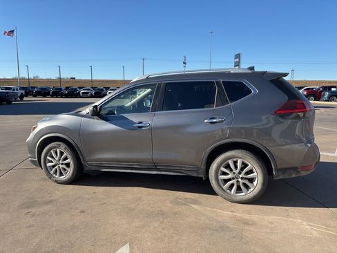 Used 2018 Nissan Rogue SV image 3