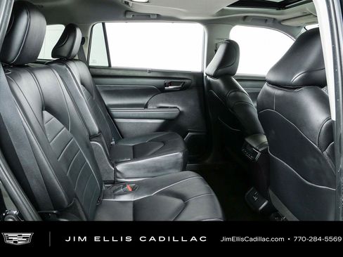 Used 2024 Toyota Highlander XLE FWD image 21