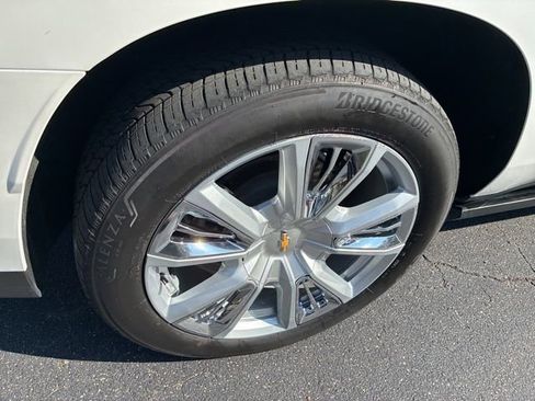 Used 2024 Chevrolet Suburban High Country image 15