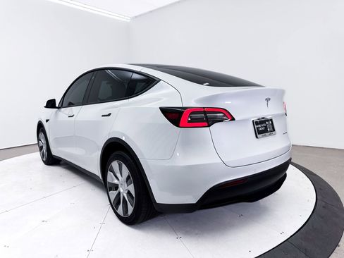 Used 2022 Tesla Model Y Long Range AWD/4WD image 27
