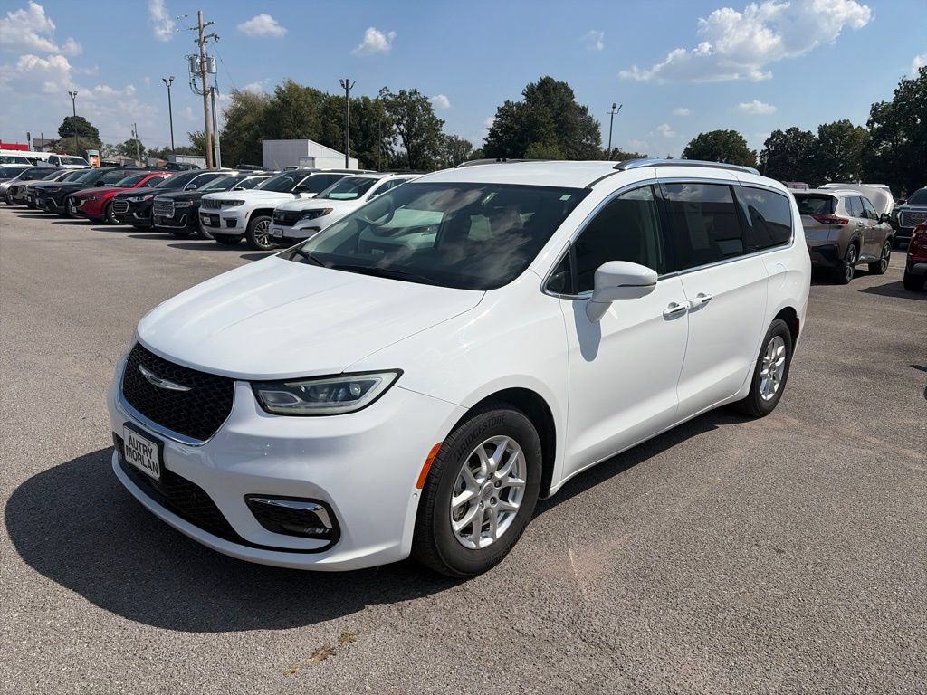 Used 2021 Chrysler Pacifica Touring-L w/ Uconnect Theater Family Group FWD image 2