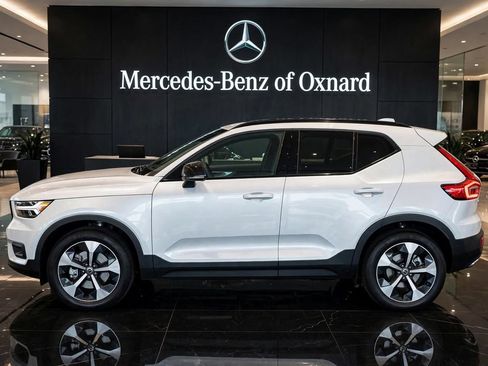 Used 2025 Volvo XC40 B5 Plus AWD/4WD image 5