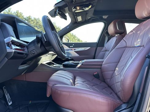 Used 2025 BMW 740i xDrive w/ Executive Package image 17