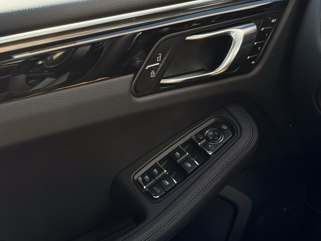 Certified 2025 Porsche Macan AWD/4WD image 37