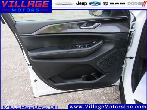 Used 2023 Jeep Grand Cherokee Laredo image 9